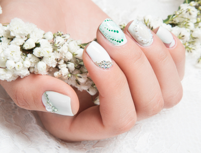 Nail art model met parels en witte patronen